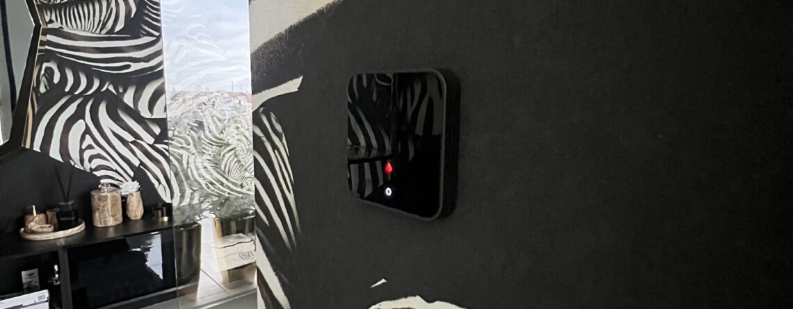 Juodas belaidis termostatas vonios kambaryje