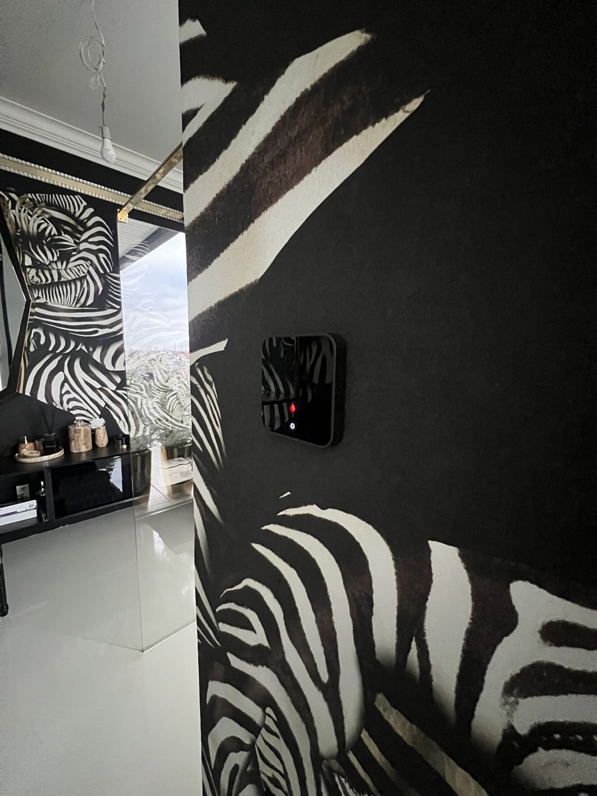 Juodas belaidis termostatas vonios kambaryje